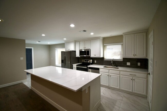 Beautifully remodeled 4 bedroom, 3 Bath - Beautifully remodeled 4 bedroom, 3 Bath Casa