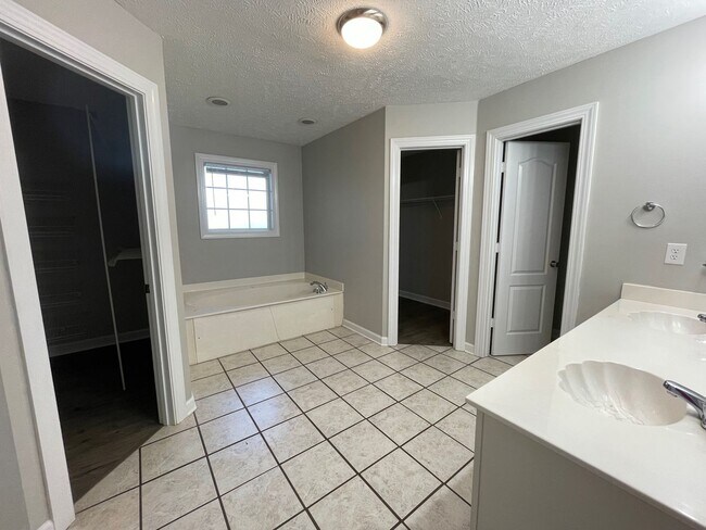 Photo - 00506 Unit B