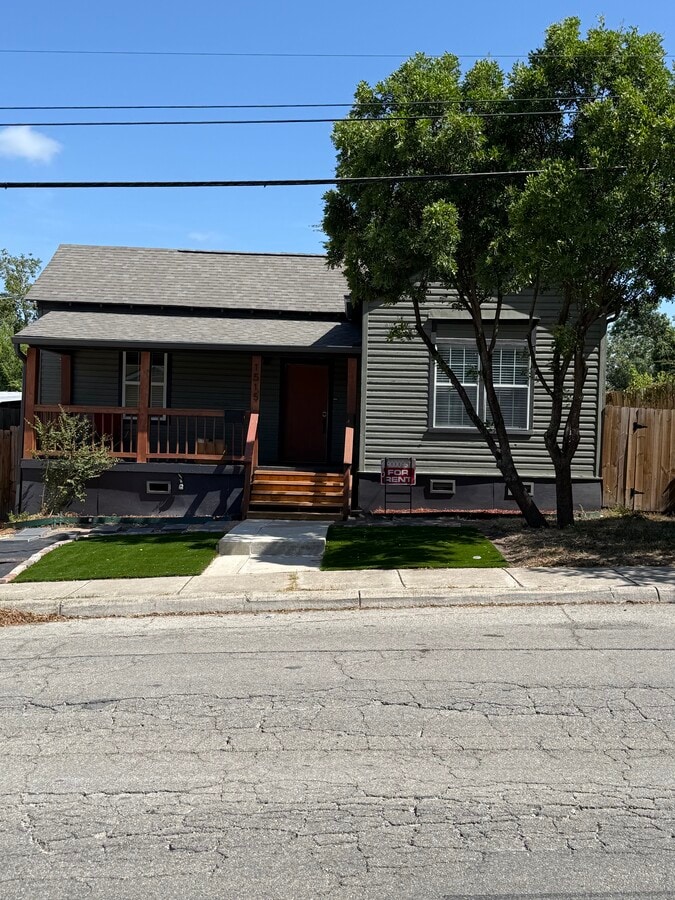 Photo - 1515 E Carson St House