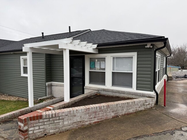 Building Photo - 313 E Bernard Ave Unit #2