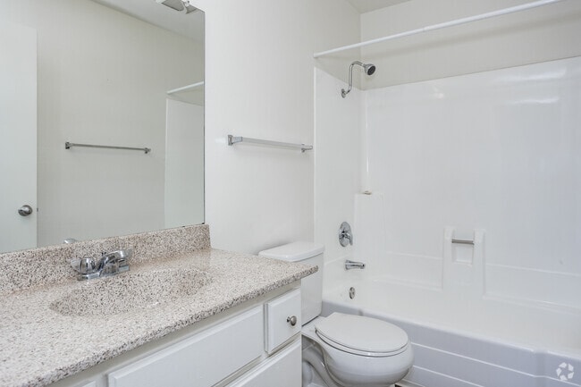 1 habitación, 1 baño, 682 pies cuadrados, baño - Country Woods Apartment Homes