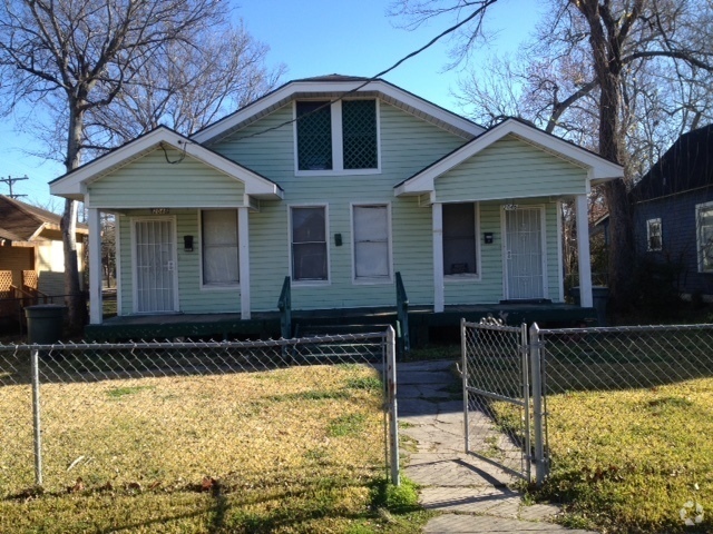 Building Photo - 2048 Grand St Rental