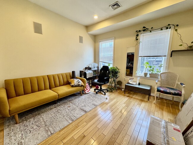 Building Photo - 22 Elmore St Unit 2