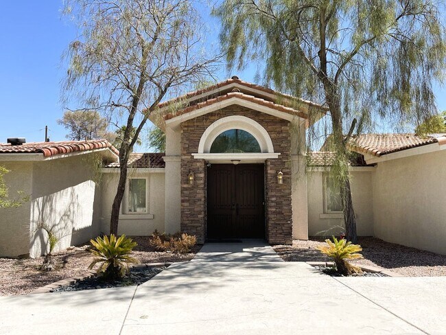 Building Photo - Private custom home on nearly 1.5 acres! Pool, cabana, granite bar, lush trees, courtyard, and MU...