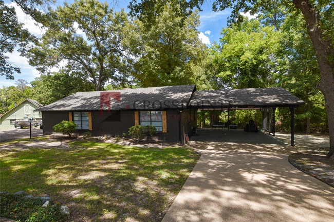 Building Photo - Almost Ready! 2 Bedroom 1 Bath ON Lake Palestine!