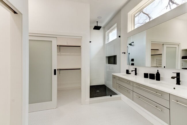 Photo - 2715 Zaragosa St