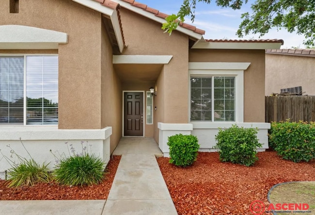 Photo - Spacious 4BD/2BA Home in Bakersfield (93312) – Garage, Fireplace & Pet-Friendly!