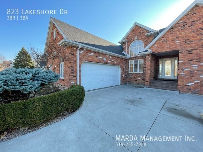 Building Photo - EXECUTIVE LAKEFRONT PROPERTY - 3 BED/3 BATH - PLUS HYDRO, WATER & GAS!