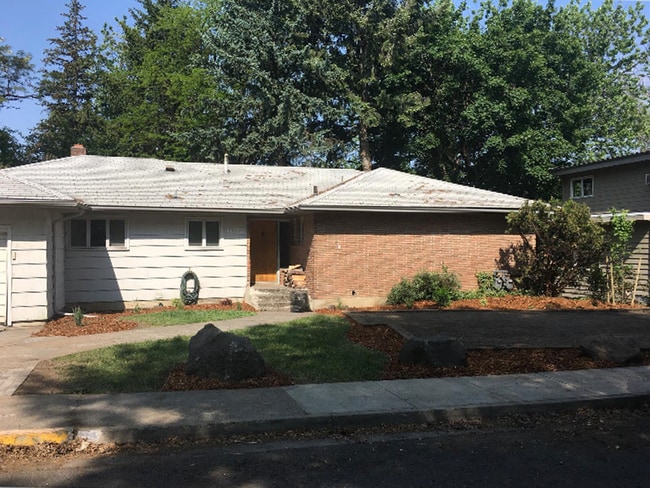 Photo - 1015 NE Duncan Ln