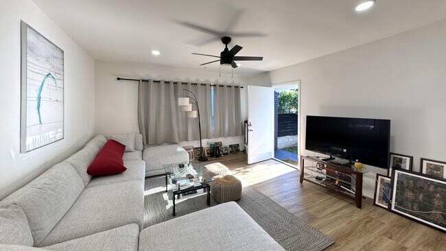 Building Photo - 715 Sunset Ave