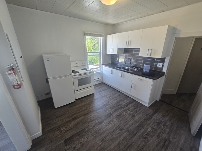 Building Photo - 1574 Logan Ave Unit 3