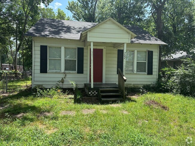 Building Photo - Welcome to this charming 2-bedroom, 1-bath... Rental