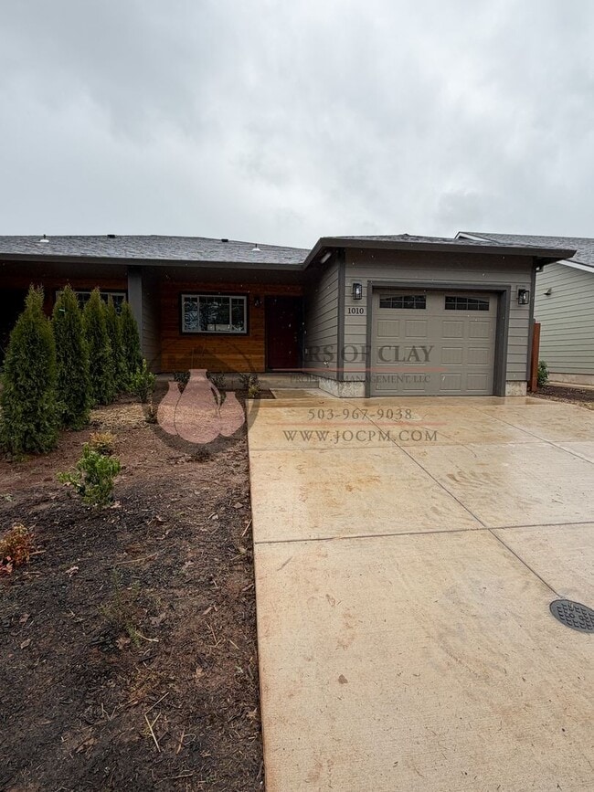 Building Photo - 1010/1012 NW Highlands Loop Unit 1012 NW Highlands Loop