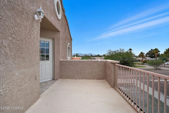 2862 N Tyndall Ave Unit 2