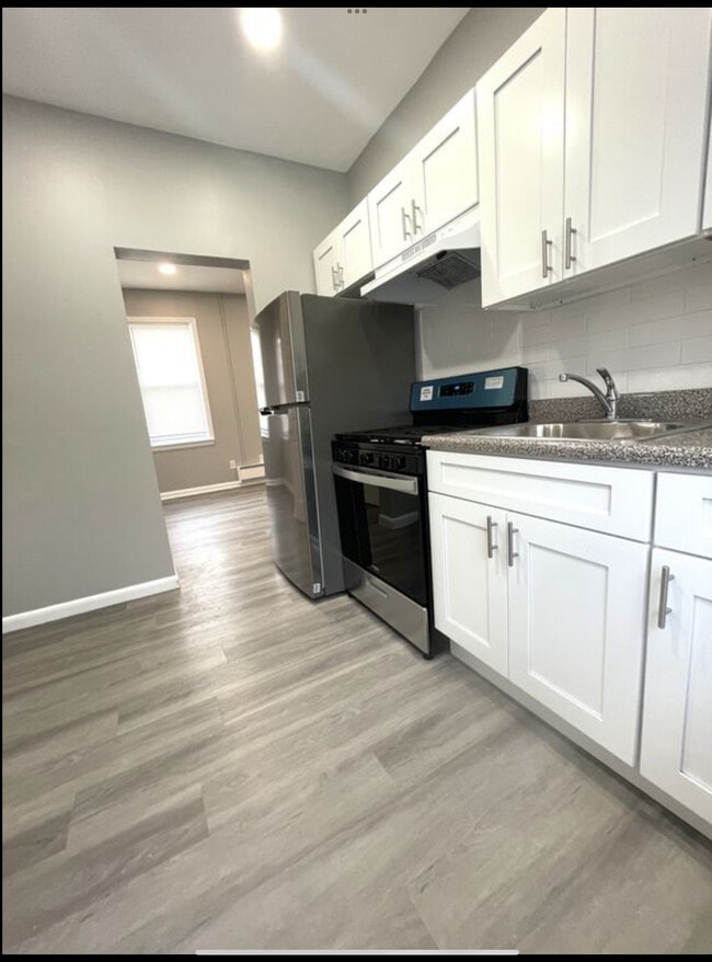Building Photo - 970 McLean Ave Unit 2F