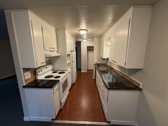 Building Photo - Bright & Comfortable 2-Bedroom Rental- 1/2 Month of rent concession Unit 9502