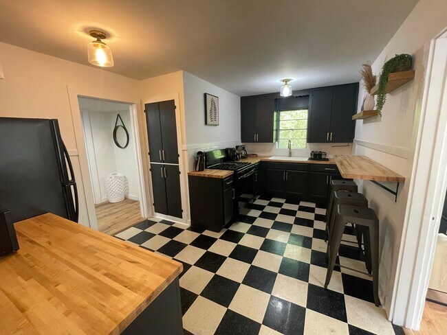 Photo - Beautiful 2 Bedroom, 1 Bathroom Apartment in Duckpond Neighborhood