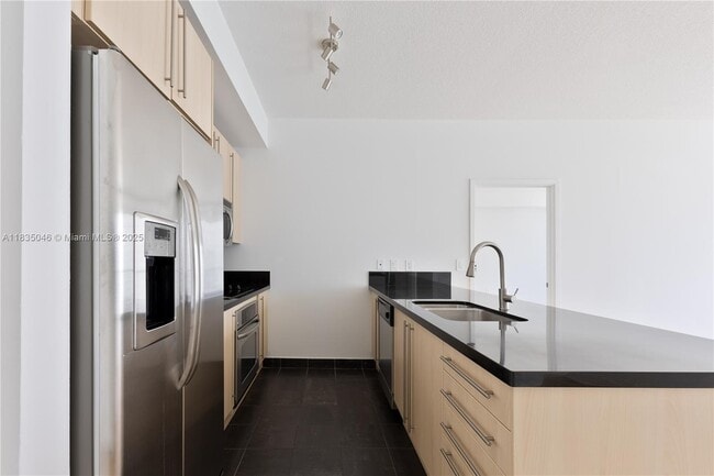 Building Photo - 1111 SW 1st Ave Unit 2822