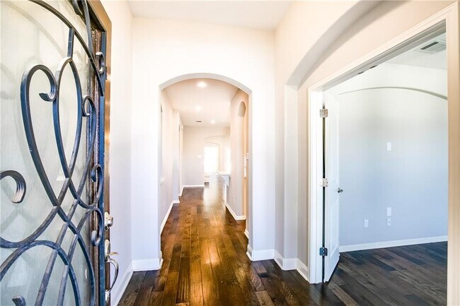 208 La Grotta Ln