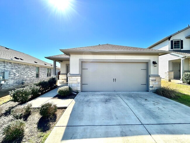 Building Photo - Spacious & Modern 4-Bedroom 2-Bathroom Hom... Rental