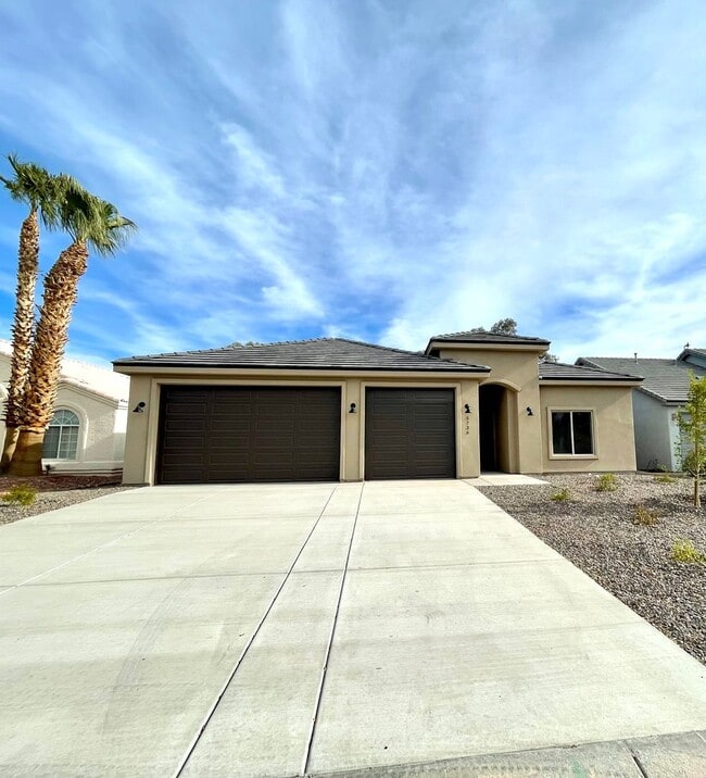 Photo - Beautiful 3 Bedroom Home on Desert Lakes Golf Course!