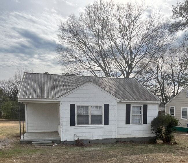 Building Photo - Relax on the Porch: Cozy 2-Bedroom Home in Talladega!!!