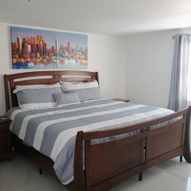 Building Photo - 1033 NW 7th Ter Unit Main house room for rent