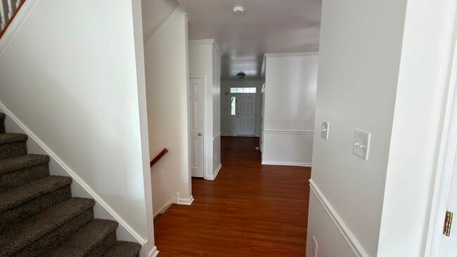 Photo - 1071 King Way