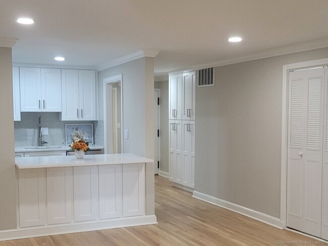 Building Photo - 160 Fairfield Woods Rd Unit APT 43
