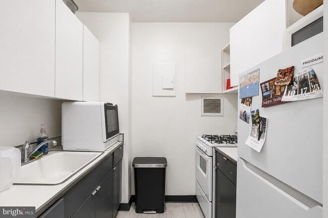 Building Photo - 220 Locust St Unit 18ES