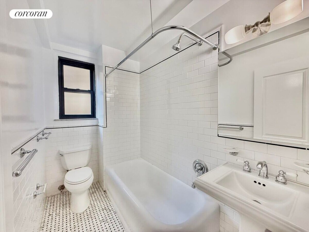 Photo - 210 E 68th St