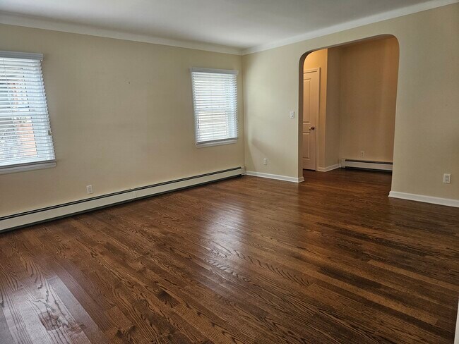 Living Room - 441 E Pine St Unidad Main Apt