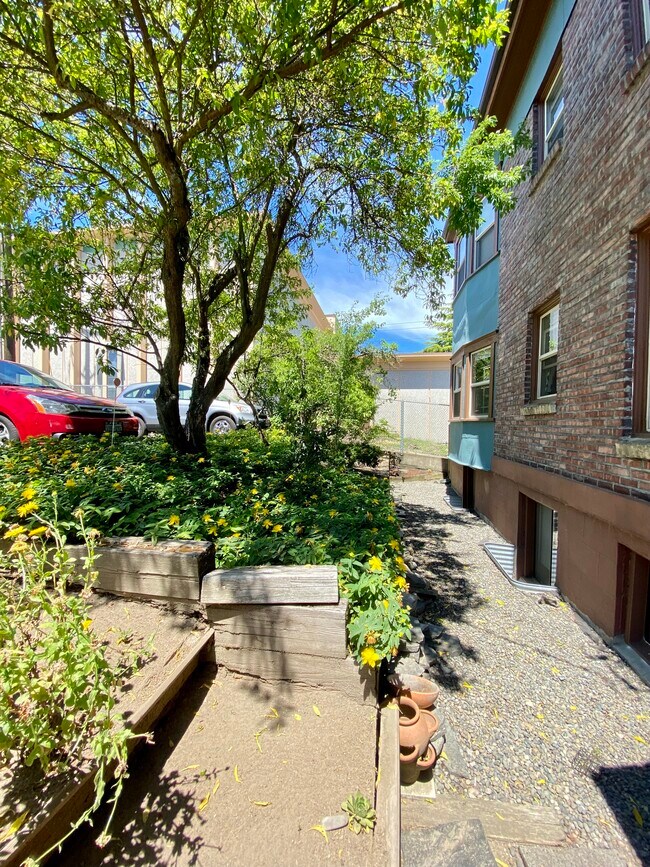 Photo - 1421 On Queen Anne Apartments