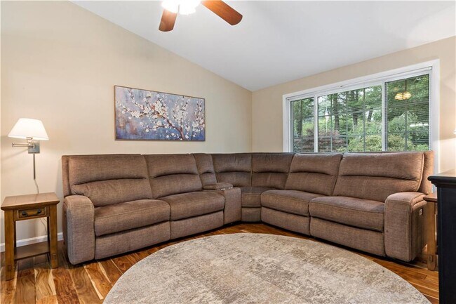 Photo - 374 Gardiner Rd