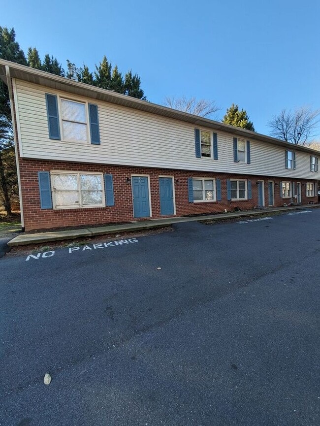 Building Photo - 2BD/1.5BA Townhome in Hickory