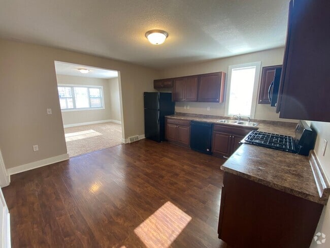 Building Photo - 4 Bedroom Home just 3 minutes from downtown!
