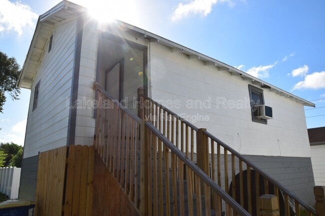 Photo - 1060 E Wabash St