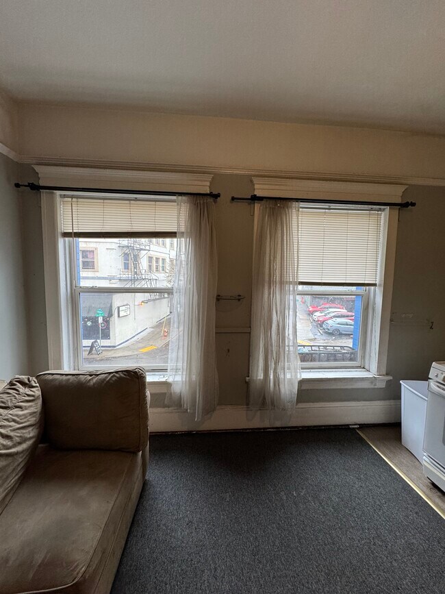 Photo - 1717 W Burnside St