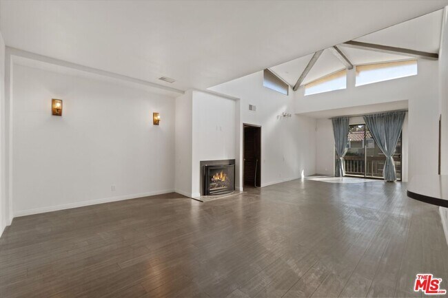 Photo - 2175 S Beverly Glen Blvd Unidad 403