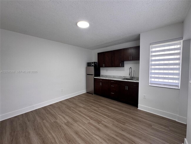 Photo - 3632 SW 87th Ave Unidad Rear - 1