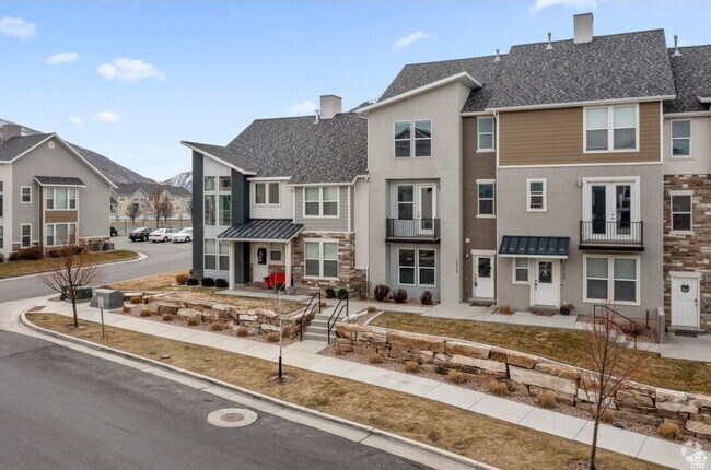 Building Photo - Beautiful 3-Bedroom Townhouse in Spanish F...