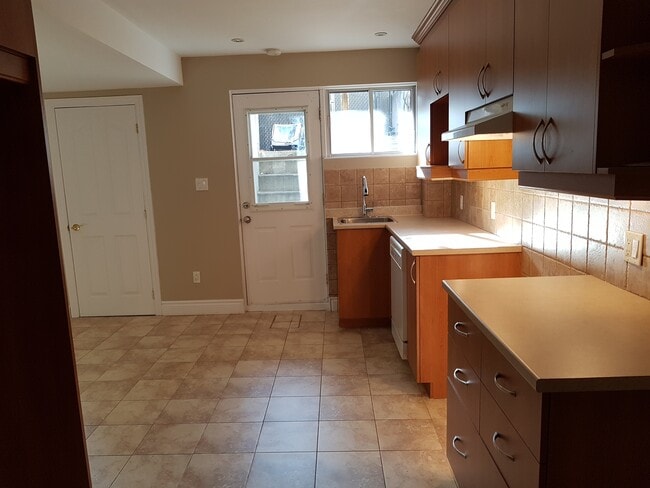 Building Photo - 7214 Rue Durocher Unit Apartment 1