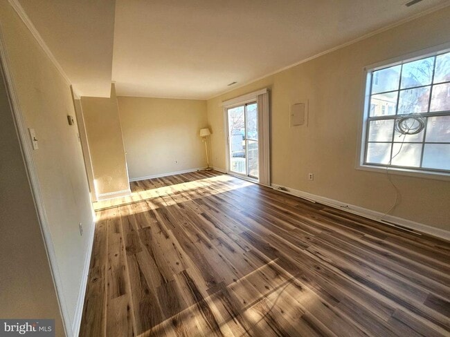 Photo - 1819 Picadilly Circus