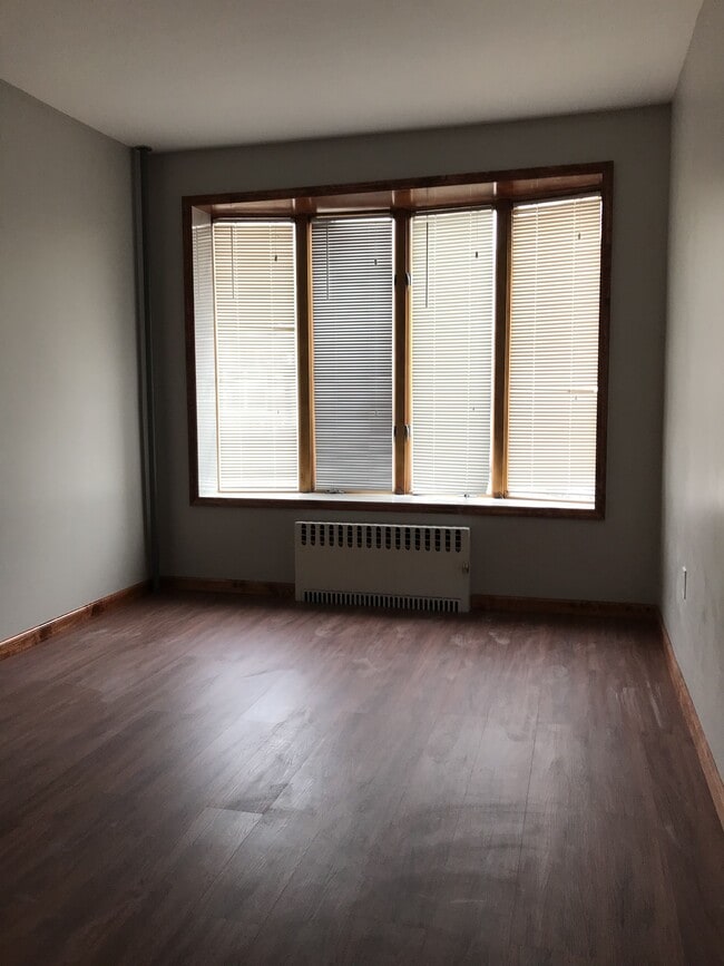 Habitación trasera #1 - 1456 Dahill Rd