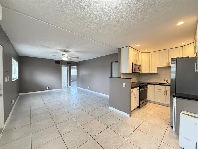 Building Photo - 530 NE 34th Ct Unit 1