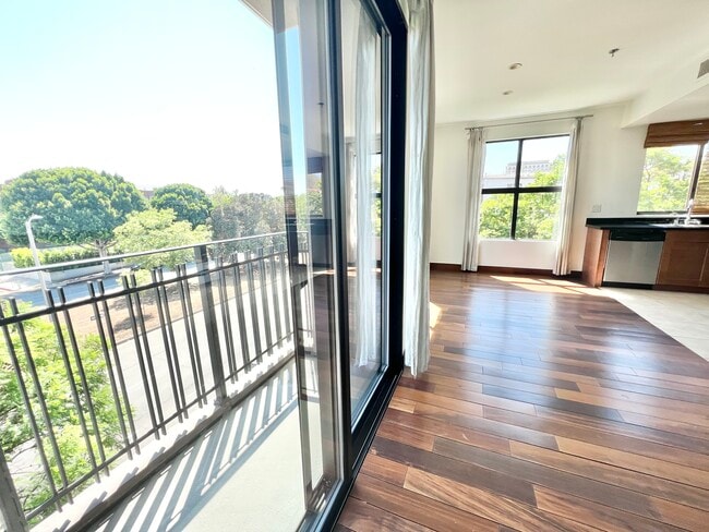 Photo - 8813 Burton Way Unidad 308