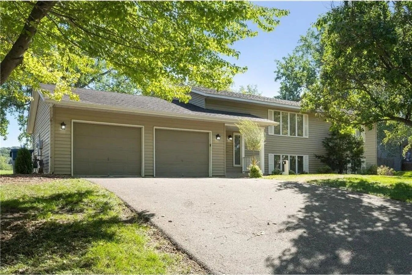 Newly Refreshed Lower Level of Duplex 2 bedroom, 1 bath - Newly Refreshed Lower Level of Duplex 2 bedroom, 1 bath