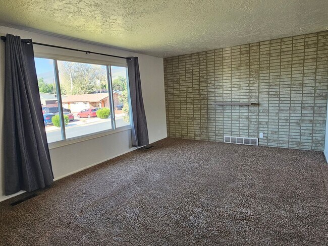Photo - Spacious 4 Bed Bountiful Home | Central Location & Covered Parking