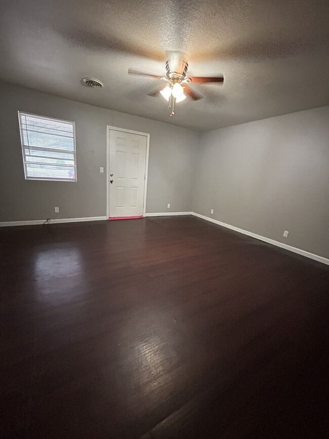 Photo - 1303 E 9th St Unidad 1303 E. 9th - B