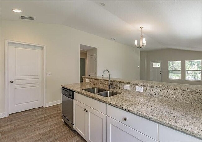 Photo - 305 W Gladys St
